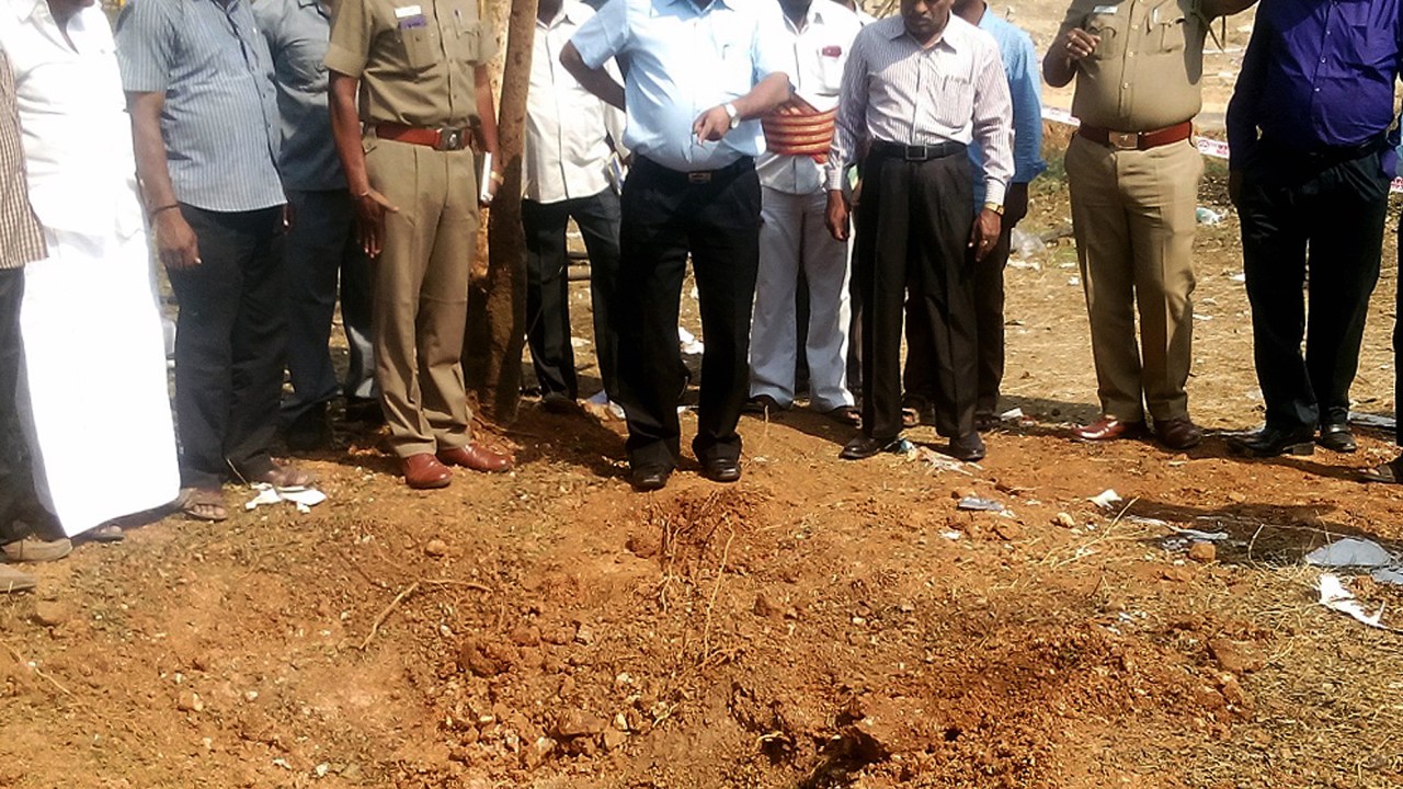 Autoridades indianas se reúnem para inspecionar o local onde um homem morreu e outros três ficaram feridos em Tamil Nadu, na Índia.