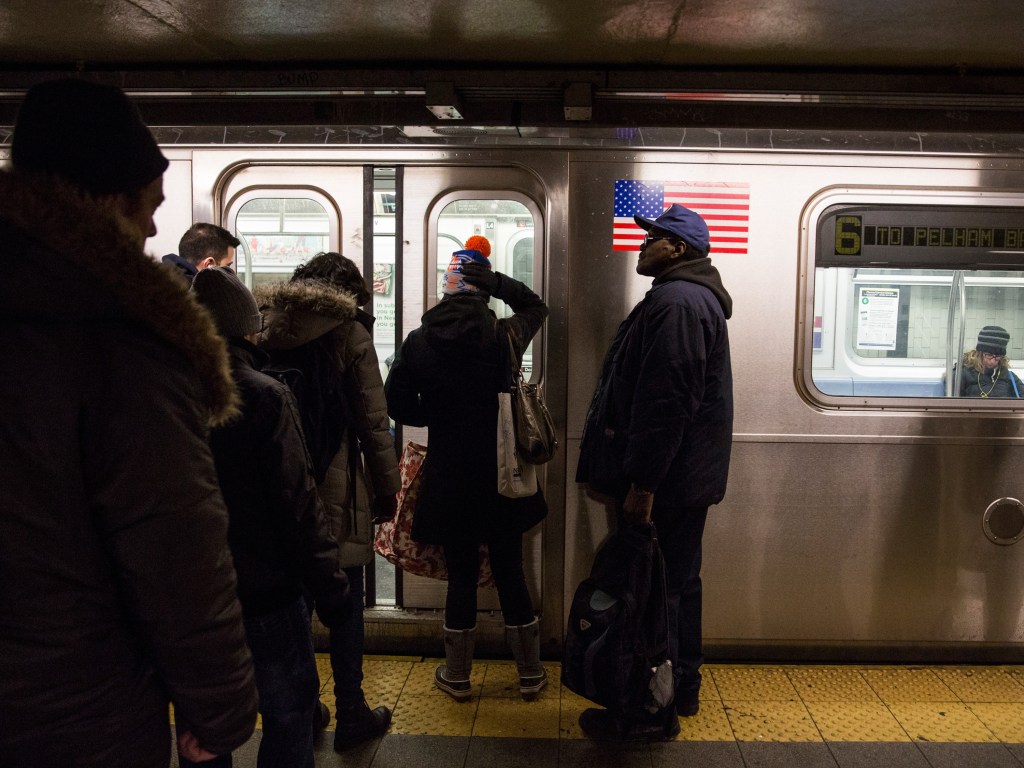 Pessoas esperam para embarcar no metrô de Nova York