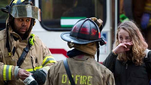 Bombeiros prestam socorro a mulher afetada por fumaça no metrô de Washington