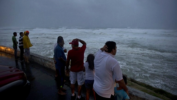 Mexicanos observam mar revolto com a chegada do furacão Odile