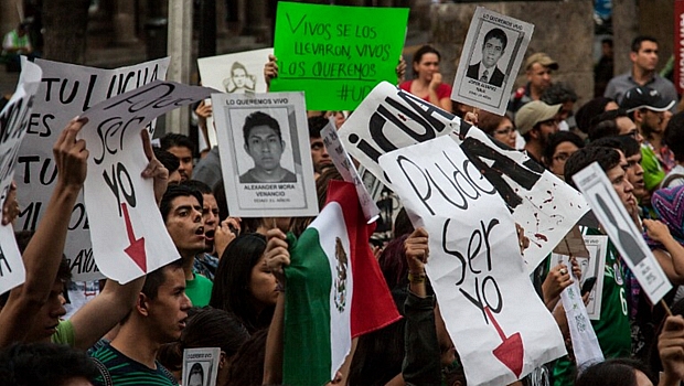 Mexicanos protestam em Guadalajara contra desaparecimento de estudantes