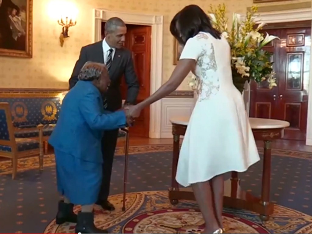 Barack Obama e sua mulher, Michelle Obama, dançam com uma senhora de 106 anos, em visita à Casa Branca, nos Estados Unidos, nesta segunda-feira (22)