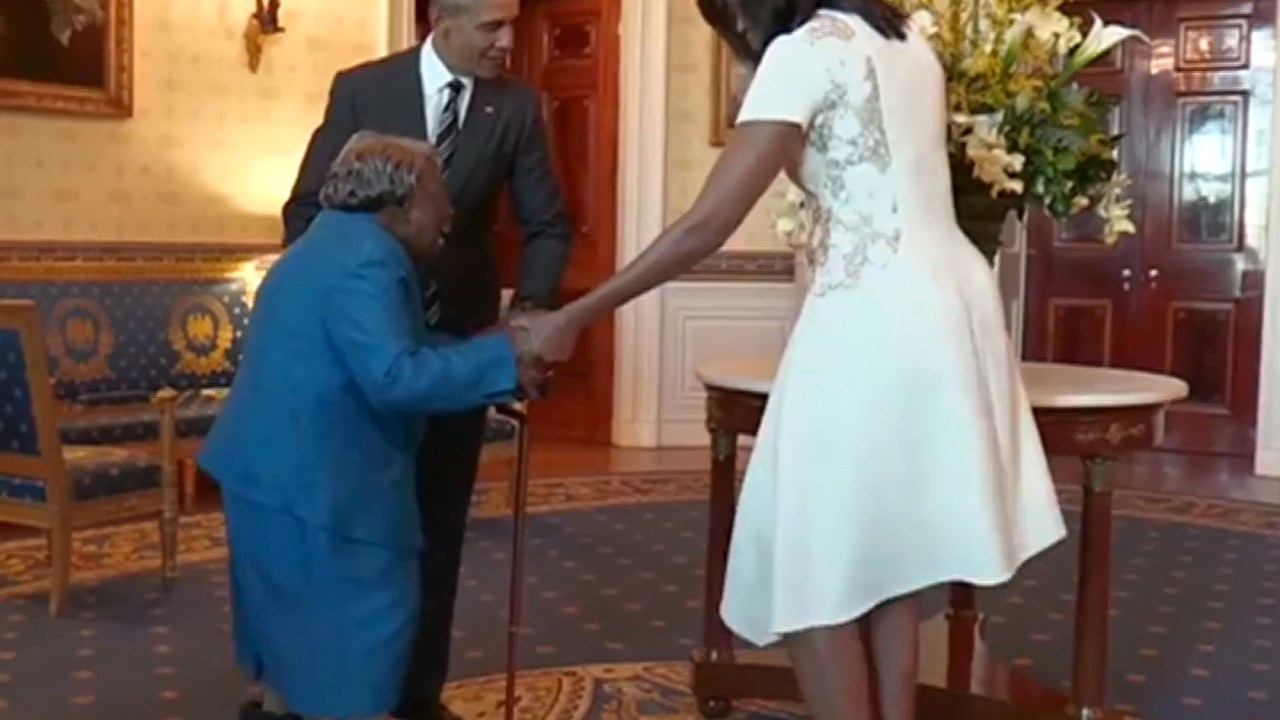 Barack Obama e sua mulher, Michelle Obama, dançam com uma senhora de 106 anos, em visita à Casa Branca, nos Estados Unidos, nesta segunda-feira (22)