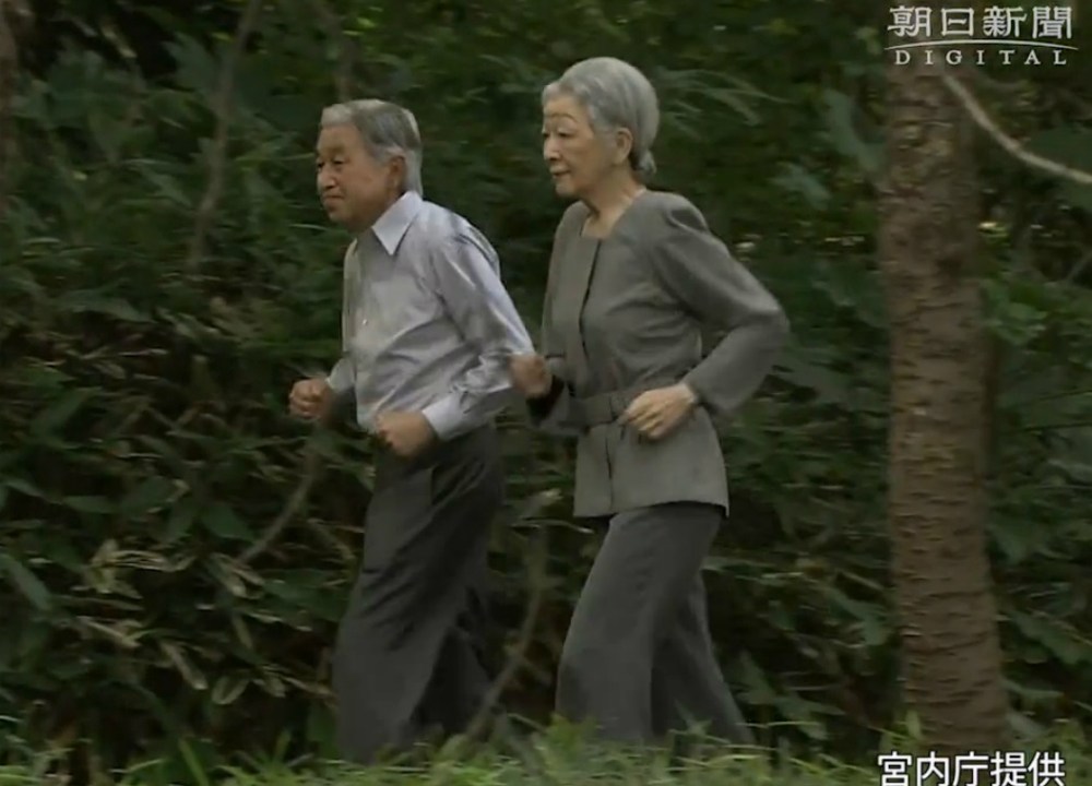 Os imperadores do Japão Akihito e Michiko se exercitam