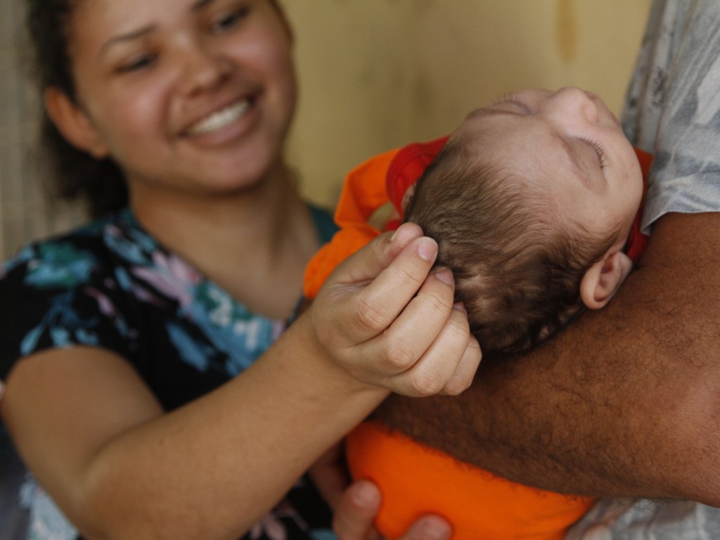 O bebê nasceu há um mês em Guarulhos com um perímetro cefálico de 28 centímetros. A mãe apresentou sintomas da infecção por zika no início da gestação e não tem histórico de viagem para Estados atingidos pela doença