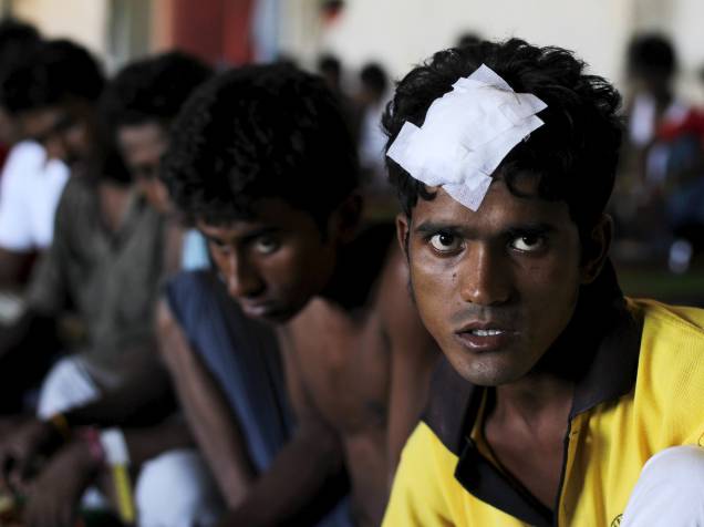 Migrantes rohingya, que chegaram na Indonésia por barco, aguardam por refeição em um abrigo em Kuala Langsa. Agências das Nações Unidas pediram que Tailândia, Indonésia e Malásia intensifiquem as operações de resgate no mar e parem de impedir que milhares de migrantes cheguem à terra