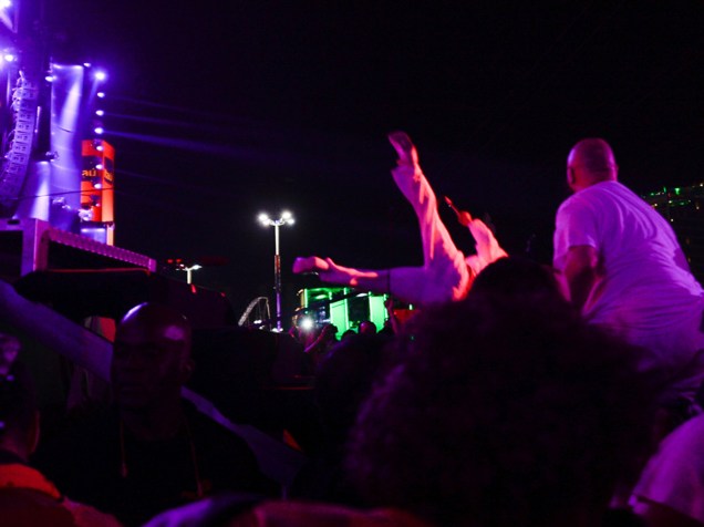 Mike Patton, vocalista do Faith No More, se joga do palco durante apresentação no Rock in Rio