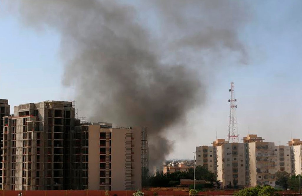 Colunas de fumaça em Trípoli, capital da Líbia, após o confronto entre milícias rivais no aeroporto internacional