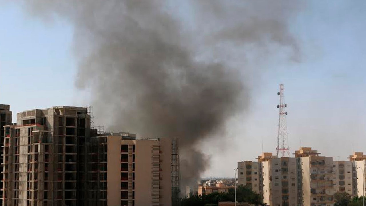 Colunas de fumaça em Trípoli, capital da Líbia, após o confronto entre milícias rivais no aeroporto internacional