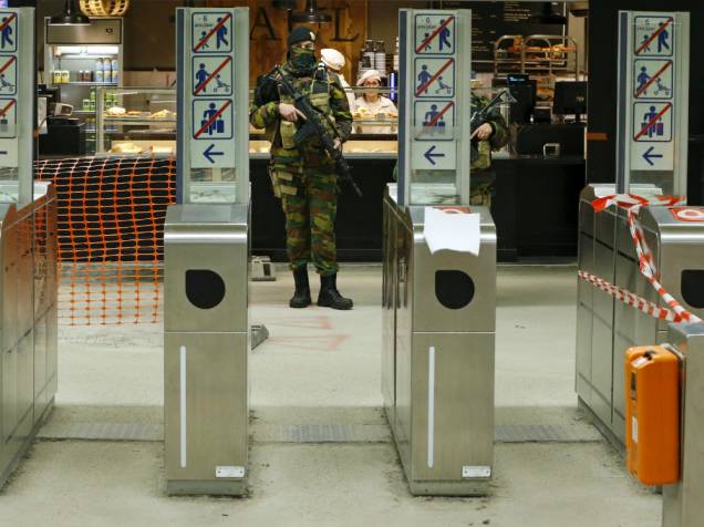 Militar em uma estação de metrô em Bruxelas