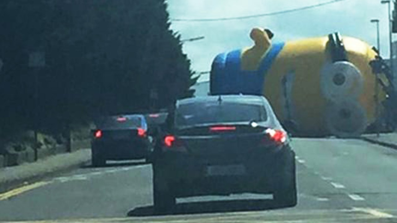 Minion inflável provocou caos em rodovia na Irlanda