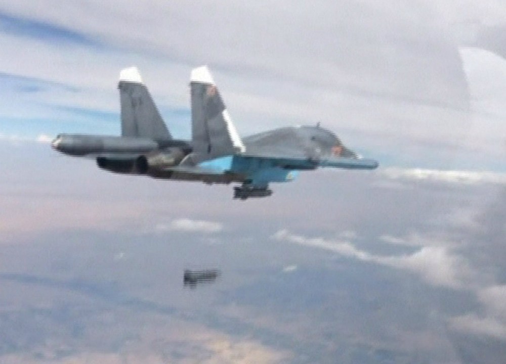 Caça russo, fotografado pela janela de outro avião, lança bomba na Síria
