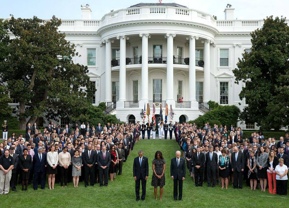 O presidente Barack Obama, a primeira-dama Michelle e o vice Joe Biden participam do minuto de silêncio na Casa Branca