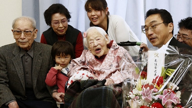 Misao Okawa ao lado de familiares na celebração de seu 117º aniversário