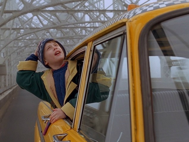 Macaulay Culkin em cena do filme Esqueceram de Mim 2 - Perdido em Nova York (1992)
