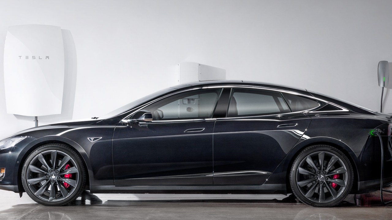 Além de armazenar energia solar, a Tesla Powerwall também pode guardar energia elétrica e ser encaixada na garagem para, por exemplo, carregar um carro elétrico