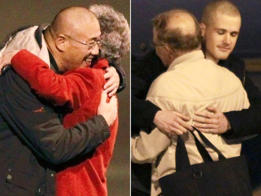 Kenneth Bae (à esq.) e Matthew Todd Miller encontram seus familiares na chegada aos Estados Unidos, após serem libertados da Coreia do Norte - 09/11/2014
