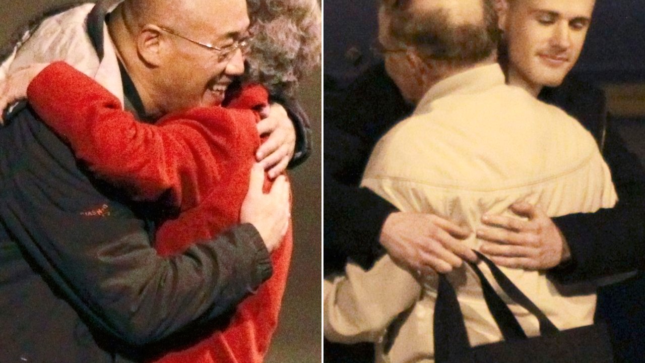 Kenneth Bae (à esq.) e Matthew Todd Miller encontram seus familiares na chegada aos Estados Unidos, após serem libertados da Coreia do Norte - 09/11/2014