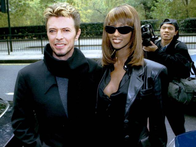 O cantor David Bowie e a mulher, a ex-top model Iman, em Londres (1995)