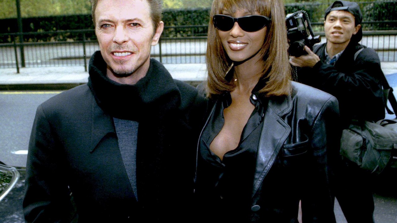 O cantor David Bowie e a mulher, a ex-top model Iman, em Londres (1995)