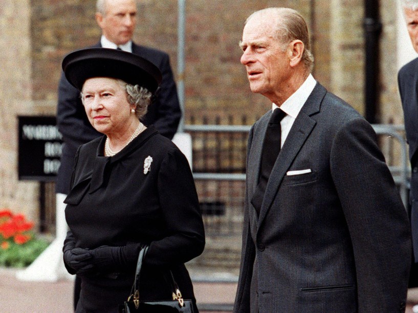 Rainha Elizabeth II e o Phillip, Duque de Edinburgh, chegam no Palácio de Saint James para o funeral da Princesa de Wales, Diana, em 1997