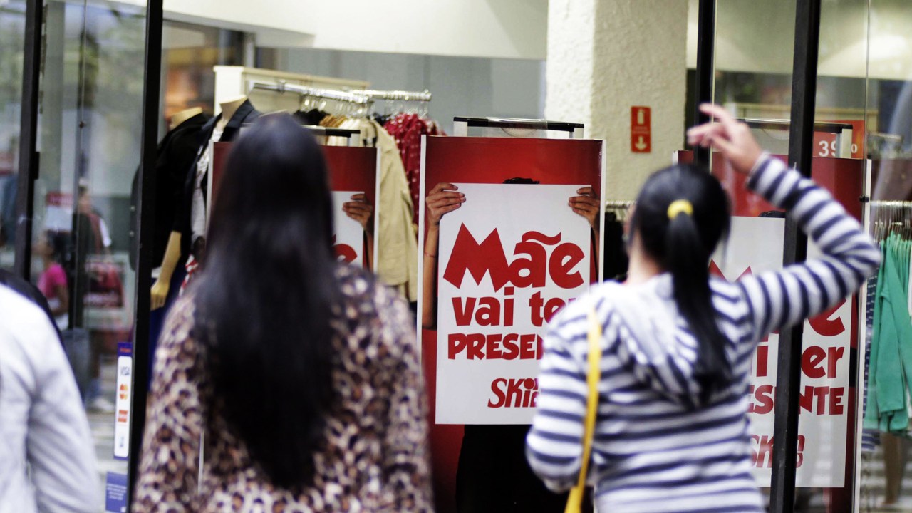 Queda do poder de compra dos brasileiros e inflação em alta desmotivou compra no Dia das Mães