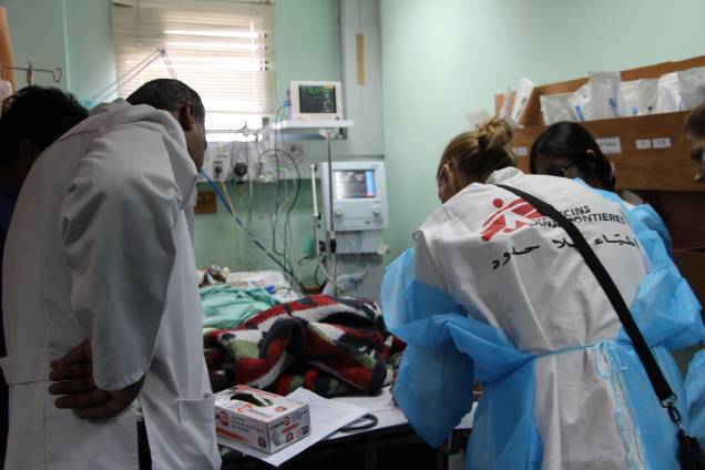 Atendimento de emergência ao hospital de MSF na Faixa de Gaza