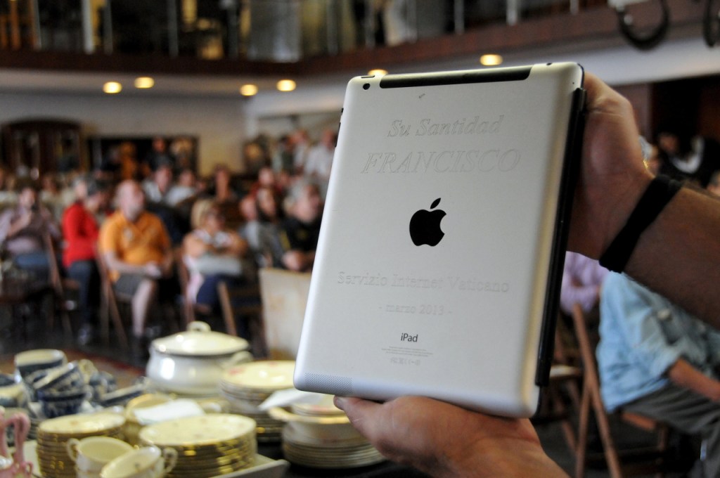 iPad que pertenceu ao papa Francisco é exibido em leilão nos EUA