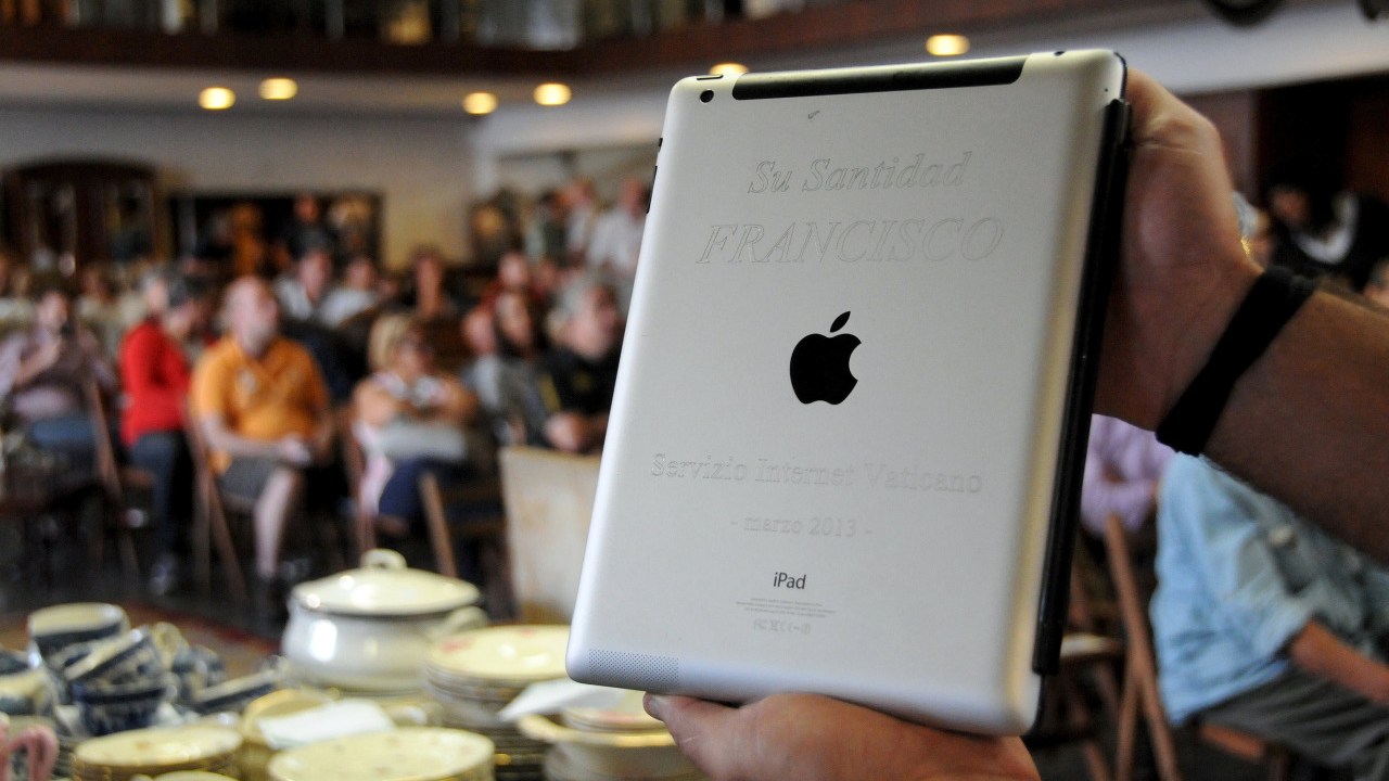 iPad que pertenceu ao papa Francisco é exibido em leilão nos EUA
