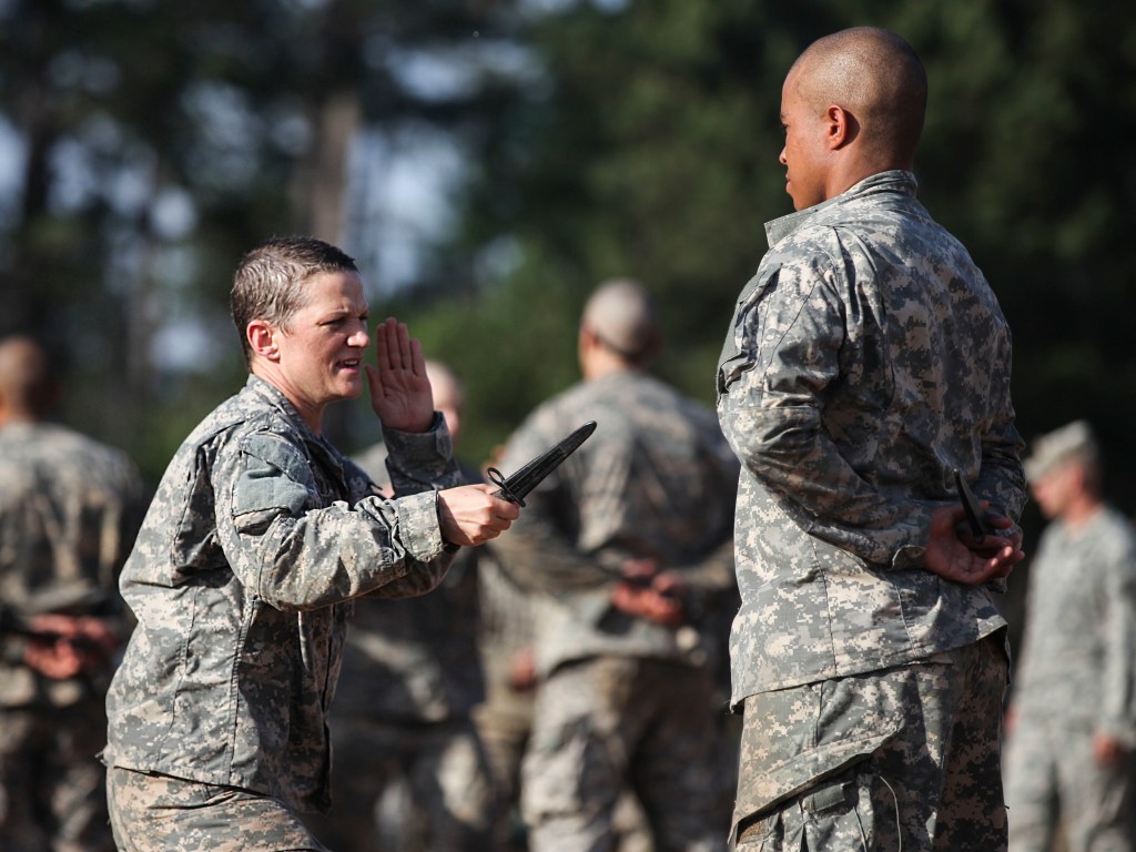 Mulher participa de treinamento de elite do Exército Americano