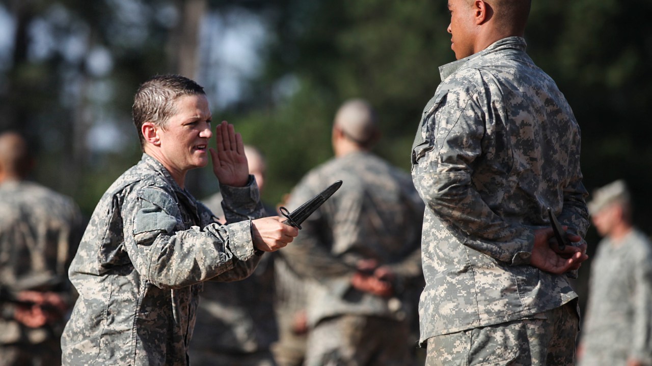 Mulher participa de treinamento de elite do Exército Americano