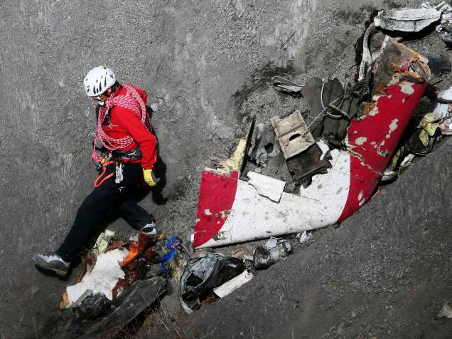 <p>Membro da equipe de resgate francesa inspeciona os destroços do Airbus A320 da Germanwings no local do acidente, nos Alpes franceses - 29/03/2015</p> <p>Membro da equipe de resgate francesa inspeciona os destroços do Airbus A320 da Germanwings no local do acidente, nos Alpes franceses - 29/03/2015</p>