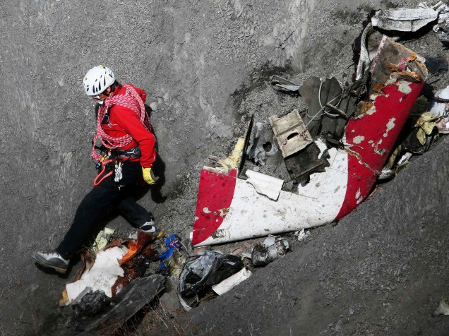 <p>Membro da equipe de resgate francesa inspeciona os destroços do Airbus A320 da Germanwings no local do acidente, nos Alpes franceses - 29/03/2015</p>