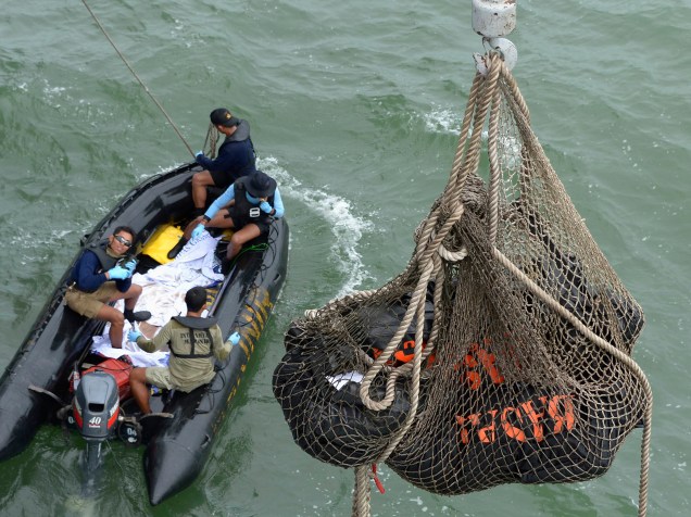 Equipes de resgate da Marinha Indonésia retiram do mar, corpos das vítimas do acidente aéreo com a aeronave da AirAsia - 03/01/2015