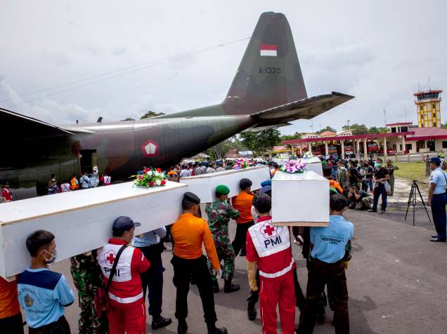 Equipes de resgate carregam corpos das vítimas do acidente aéreo com a aeronave da AirAsia na base aérea Iskandar em Pangkalan Bun, na Indonésia - 03/01/2015