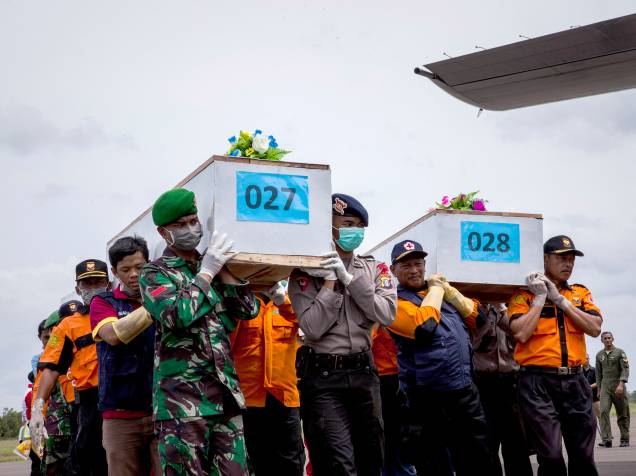 Equipes de resgate carregam corpos das vítimas do acidente aéreo com a aeronave da AirAsia na base aérea Iskandar em Pangkalan Bun, na Indonésia - 03/01/2015
