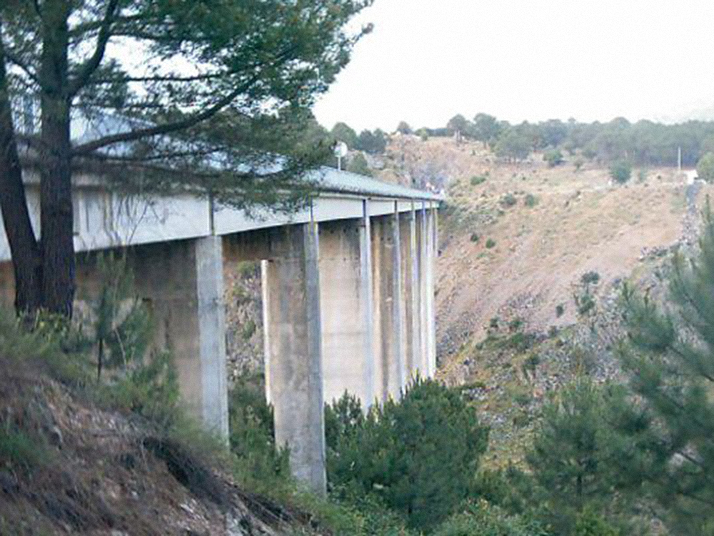 Vista geral do viaduto Cedeja em Cabezón de la Sal, na região da Cantabria, Espanha. Uma jovem holandesa de 17 anos morreu após sofrer um acidente enquanto praticava bungee jump no local
