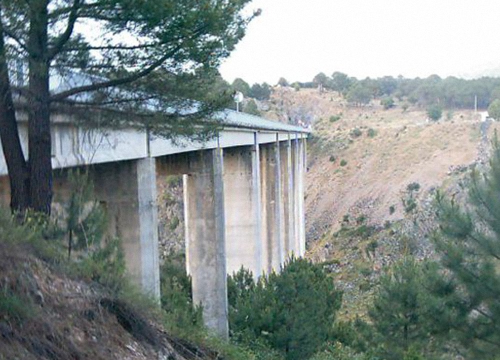 Vista geral do viaduto Cedeja em Cabezón de la Sal, na região da Cantabria, Espanha. Uma jovem holandesa de 17 anos morreu após sofrer um acidente enquanto praticava bungee jump no local