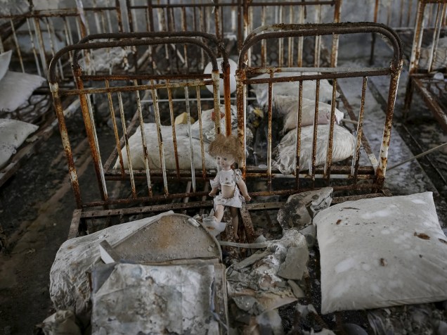 Uma boneca com máscara de gás infantil é visto entre camas em um jardim de infância, na cidade abandonada de Pripyat, perto da usina de Chernobyl, na Ucrânia, onde ocorreu o maior desastre nuclear da história - 28/03/2016