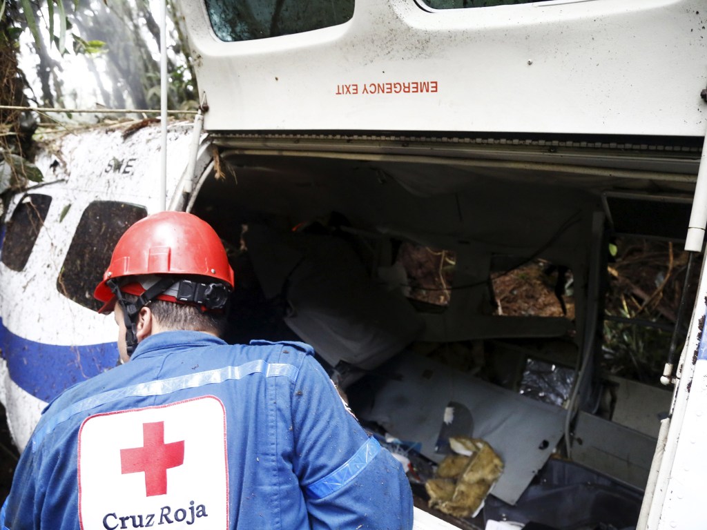 Membro da Cruz Vermelha trabalha no local do acidente de avião na área montanhosa de Bitaco, Valle del Cauca, na Colômbia - 14/10/2015