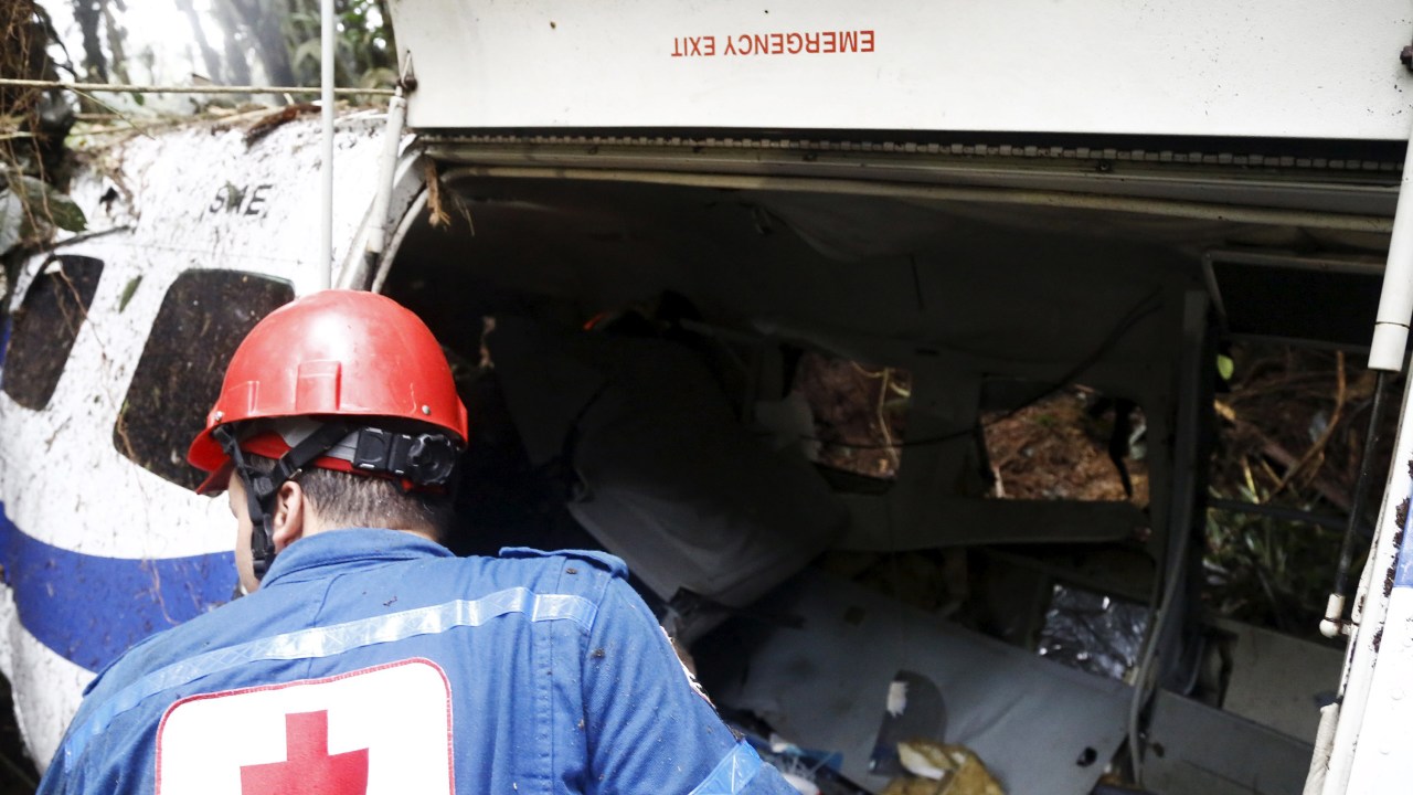 Membro da Cruz Vermelha trabalha no local do acidente de avião na área montanhosa de Bitaco, Valle del Cauca, na Colômbia - 14/10/2015