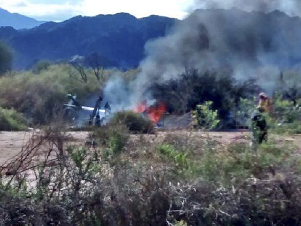 Destroços de um helicóptero em chamas depois de colidir no ar com outro perto de Villa Castelli, na província argentina de La Rioja - 09/03/2015