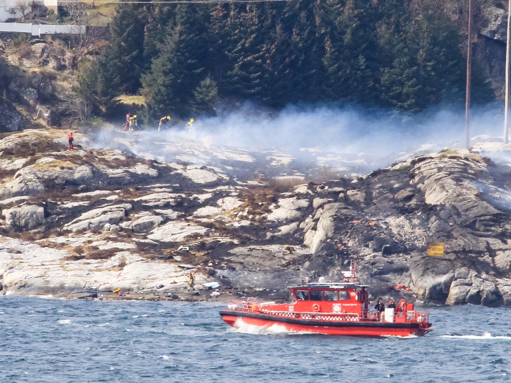 Helicóptero cai na costa de Bergen, na Noruega