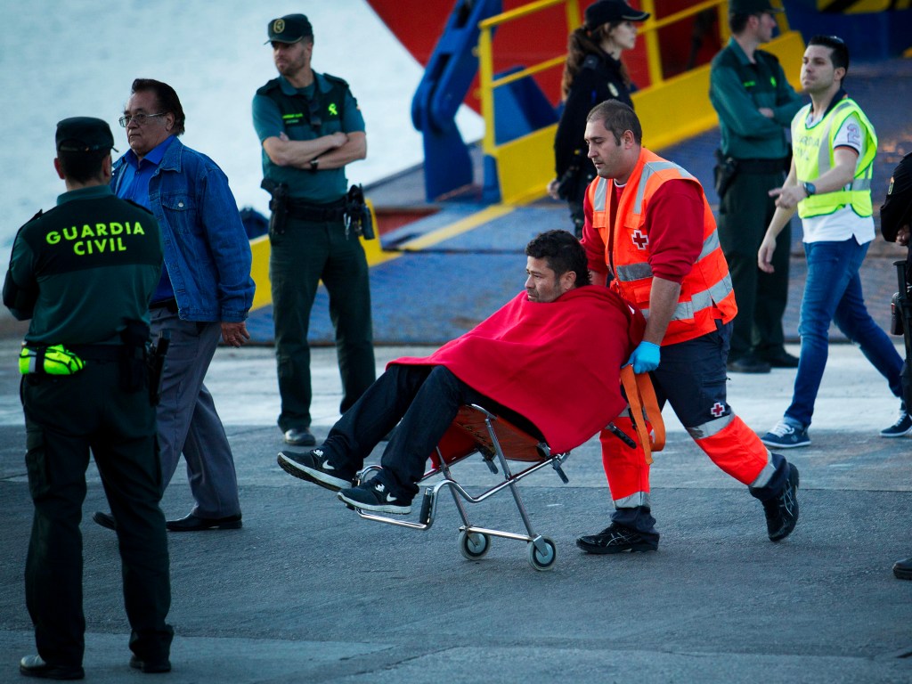 Passageiro é socorrido por um membro da Cruz Vermelha após desembarcar de um navio no porto de Palma de Mallorca na Espanha. A balsa de passageiros que viajavam pegou fogo ao largo das Ilhas Baleares no Mediterrâneo - 28/04/2015