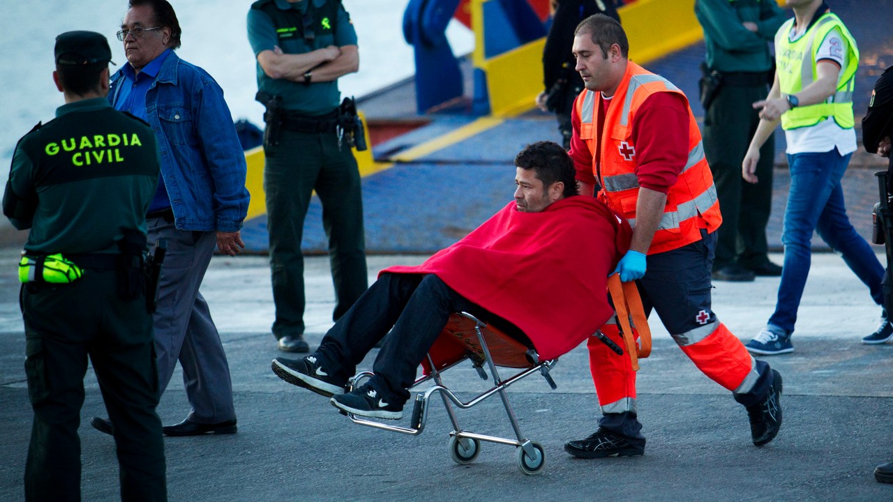 Passageiro é socorrido por um membro da Cruz Vermelha após desembarcar de um navio no porto de Palma de Mallorca na Espanha. A balsa de passageiros que viajavam pegou fogo ao largo das Ilhas Baleares no Mediterrâneo - 28/04/2015