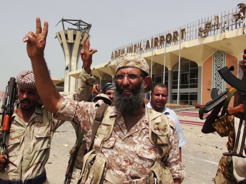 Forças do governo iemenita comemoram a retomada do aeroporto de Áden dos rebeldes, no sul do país - 14/07/2015