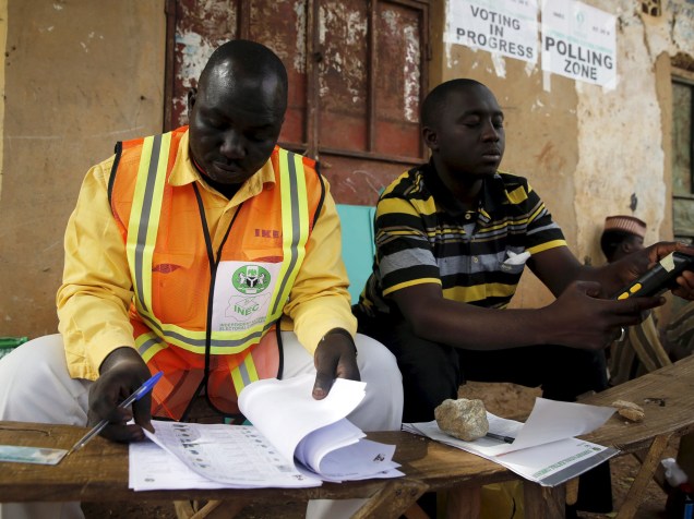 Comissários eleitorais verificar a lista de eleitores durante em uma unidade de votação em Daura, Nigéria - 28/03/2015
