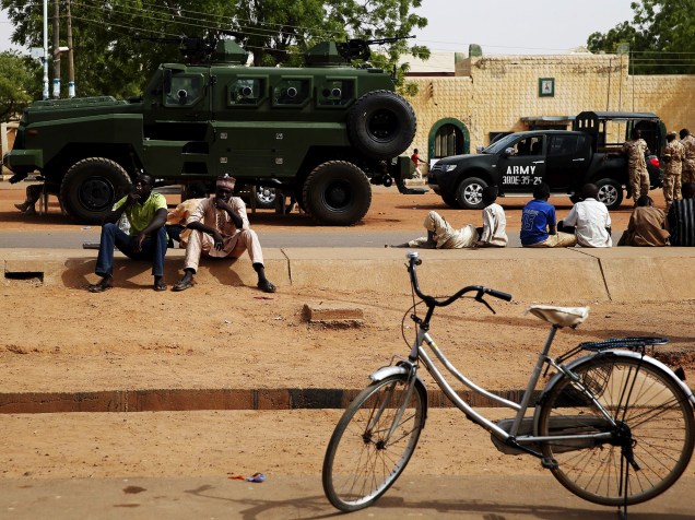 Um veículo blindado estacionado ao longo de uma estrada perto de uma unidade de votação no início de eleições gerais em Daura, Nigéria - 28/03/2015