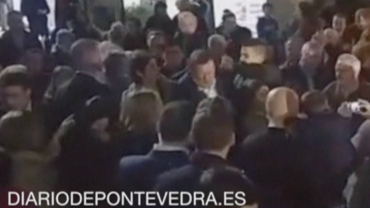 O chefe de governo da Espanha, Mariano Rajoy leva um soco no rosto durante evento de campanha em Pontevedra - 16/12/2015