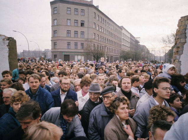 População atravessa o muro após a abertura do posto de fronteira de Bernauer Strasse em novembro de 1989